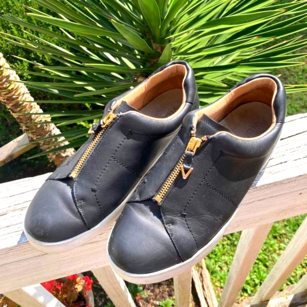 Vionic Sneaker, black,  size 8, very good condition